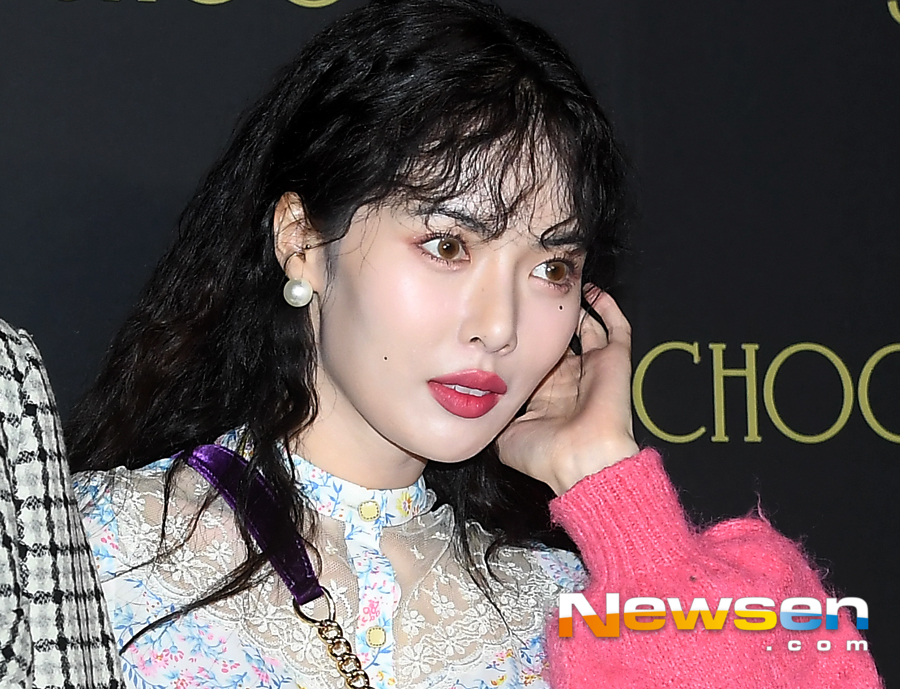 A couple of Hyo Jong Kim (DAWN) and Hyo Jong Hyo attended an accessory brand launch event held at Nonhun-dong SJ Kunsthalle, Gangnam-gu, Seoul on the afternoon of November 29.On this day, Hyuna, former Pentagon DAWN Kim Hyo Jong couple pose.Jung Yu-jin