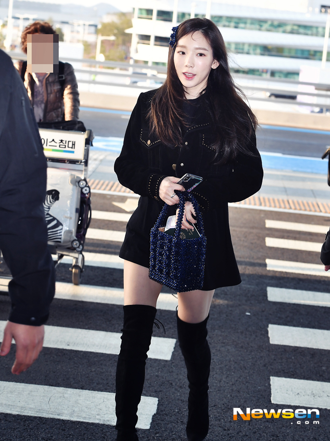 On November 30, singer Taeyeon departed for Thailand through Incheon International Airports Terminal #2 to attend overseas schedule.Taeyeon is posing on this day.Lee Jae-ha