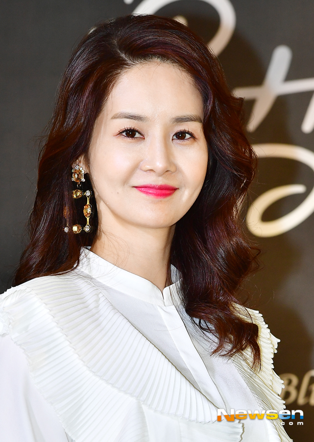 The parent brand Fashion show + The Wedding Party Photo Wall Event was held at the Mo Studio in Sinsa-dong, Gangnam-gu, Seoul on the afternoon of November 30th.Kim Ga-Yeon attended the day.Jang Gyeong-ho