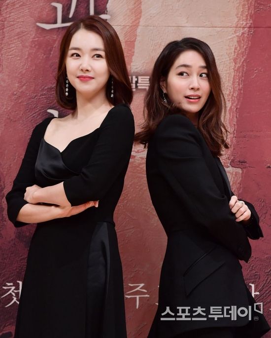 Actors So Yi-hyun and Lee Min-jung are attending the drama Fate and Fury production presentation held at SBS in Mok-dong, Seoul on the afternoon of the 30th.Fate and Fury, starring Lee Sang-wook and Lee Min-jung So Yi-hyun Lee Ki-woo, will be broadcast on the 1st of next month as a realistic and intense melodrama of four men and women, including a woman who loves a man to change her fate and a man who loves her to love her, a woman who wants to take a man for her purpose and a man who wants to regain her woman.Nov. 30, 2018.