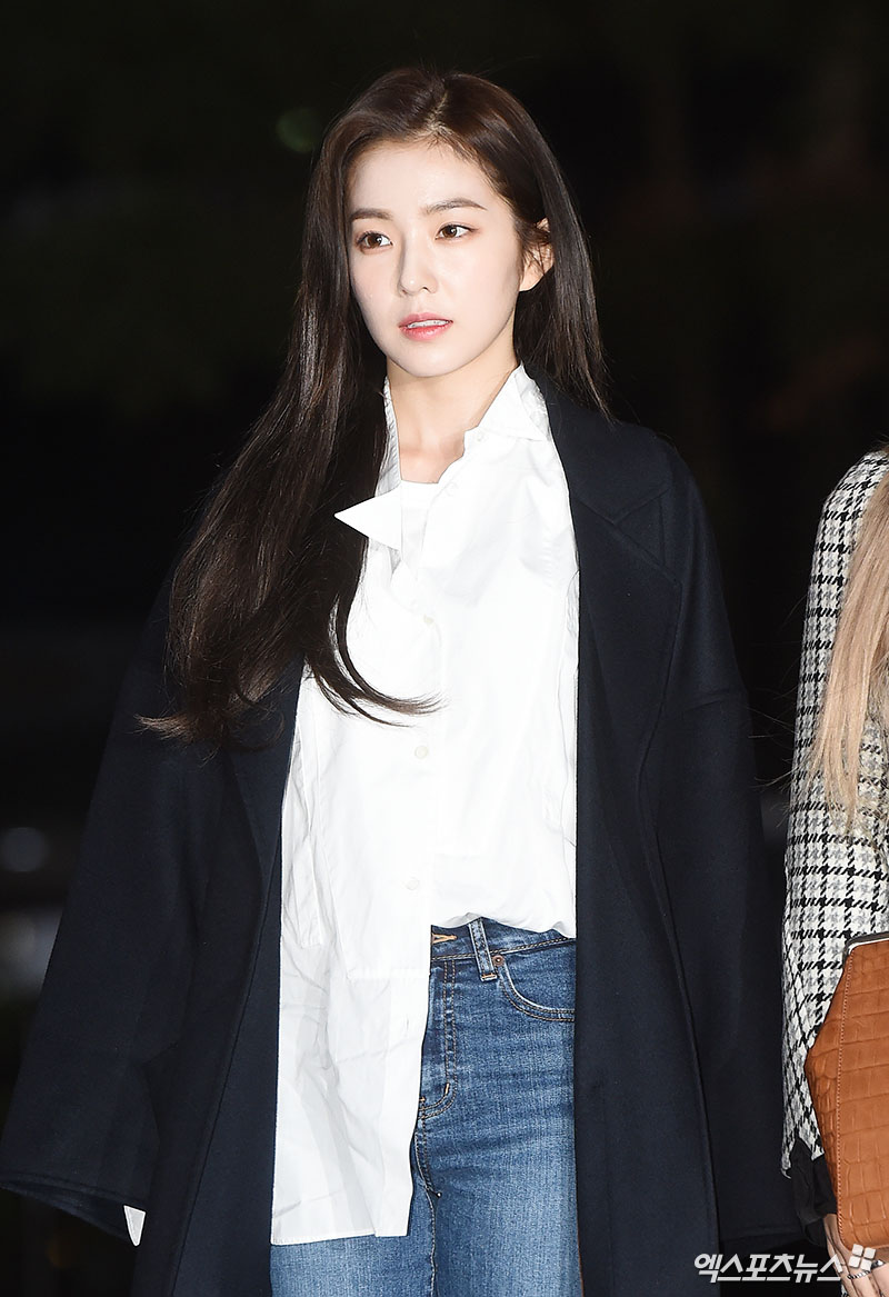 Red Velvet Irene, who attended the rehearsal of KBS 2TV Music Bank held at Seoul Yeouido-dong KBS New Pavilion on the morning of the 30th, is posing on his way to work.