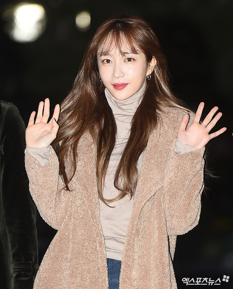EXID Hani, who attended KBS 2TV Music Bank rearsal held at Seoul Yeouido-dong KBS New Pavilion on the morning of the 30th, is posing on his way to work.
