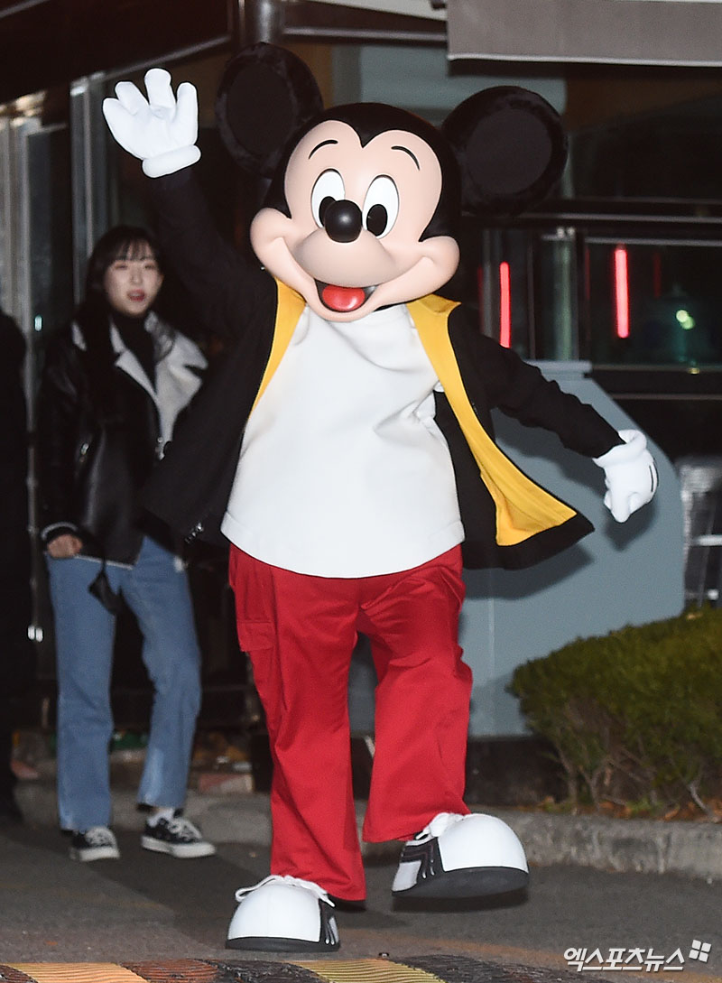 Mickey Mouse, who attended the rehearsal of KBS 2TV Music Bank held at KBS New Pavilion in Yeouido-dong, Seoul on the morning of the 30th, is posing on his way to work.