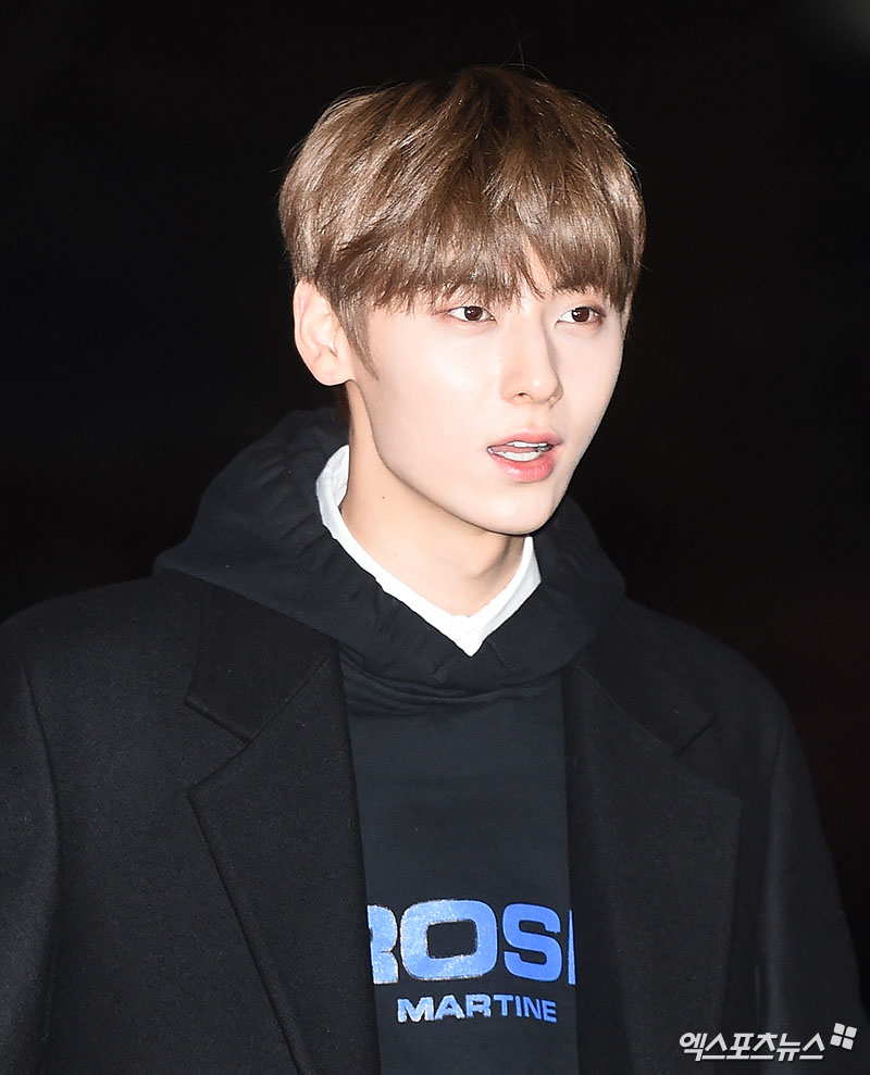 <p> 30 am Seoul Yeouido-dong KBS new building in progress with KBS 2TV Music Bank Replay attend Wanna One Hwang Min-hyun this commute pose.</p>