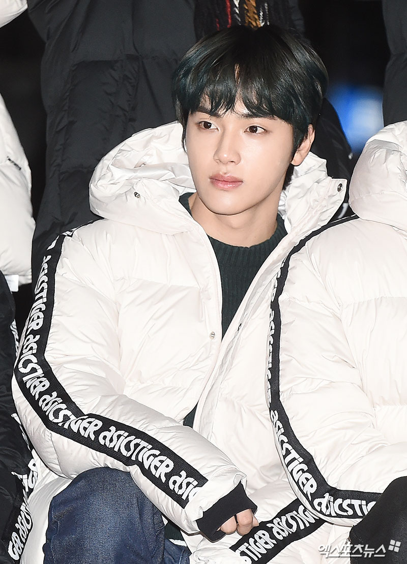 The Boyz weekly school year, who attended the KBS 2TV Music Bank rehearsal held at KBS New Building in Yeouido-dong, Seoul on the morning of the 30th, is posing on his way to work.
