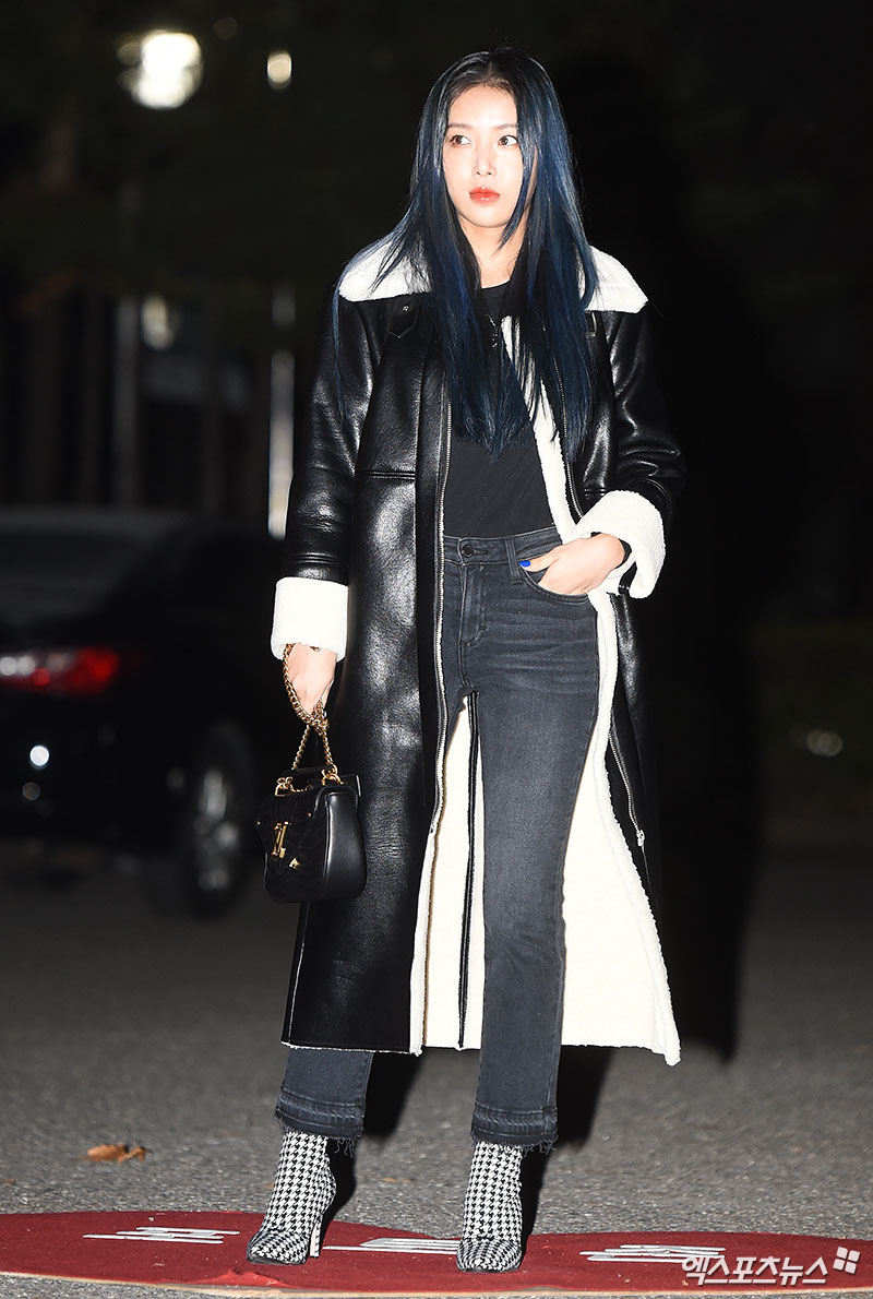 Singer Yubin, who attended the rehearsal of KBS 2TV Music Bank held at KBS New Pavilion in Yeouido-dong, Seoul on the morning of the 30th, is posing on his way to work.