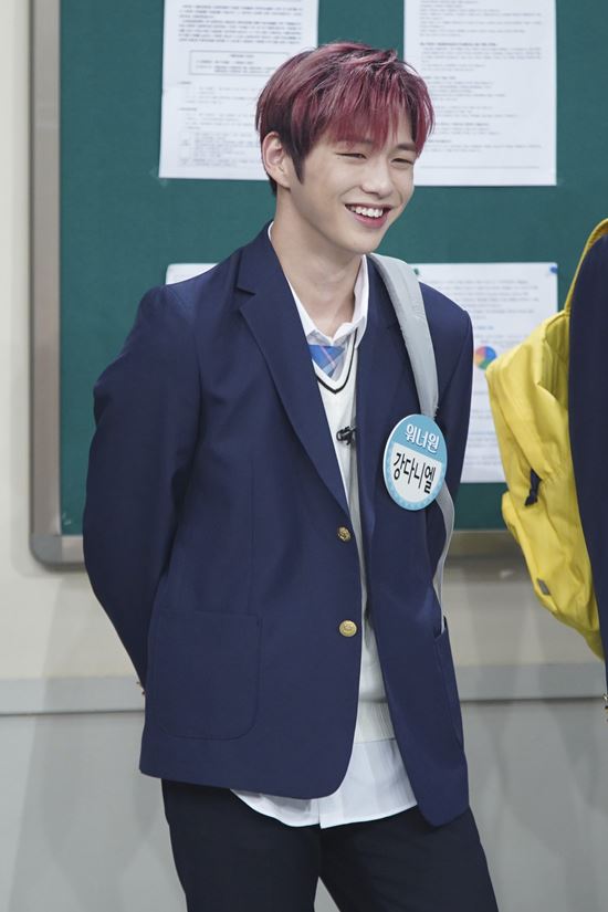 Lee Soo-geun promised Wanna One that he would buy meat; JTBCs Knowing Brother airs on December 1 will feature the group Wanna One.In the recent recording of Knowing Brother, Wanna One was filming with a more relaxed appearance as it was the second appearance.In particular, Lee Dae-hui was very active in Kang Ho-dongs cute nature and laughed a big smile.Wanna One members said, I wish to receive contact information from Lee Soo-geun.Ong Sung-woo said, I knew that if I met Lee Soo-geun again at the recording site of my brother, I would hold my hand and talk for a long time.My brothers did not miss the rice cake and drove Lee Soo-geun is a cold person.Kang Daniel also said, Lee Soo-geun said he would buy rice before. Lee Soo-geun added strength to the mall.Lee Soo-geun then coolly replied, I will buy it, and decided to go to the menu at a speed.Wanna Ones confession to want to get close to Lee Soo-geun and the meal menu set by Lee Soo-geun will be unveiled at JTBC Knowing Brother which is broadcasted at 9 pm on December 1./ Photo = JTBC