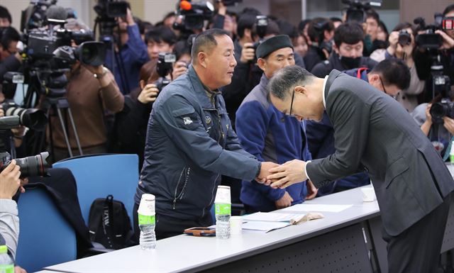 문무일 검찰총장이 지난 27일 오후 서울 영등포구 여의도 이룸센터에서 형제복지원 피해자들과 만나 당시 검찰이 수사를 축소하고 은폐했다는 의혹에 대해 사과하고 있다. 연합뉴스