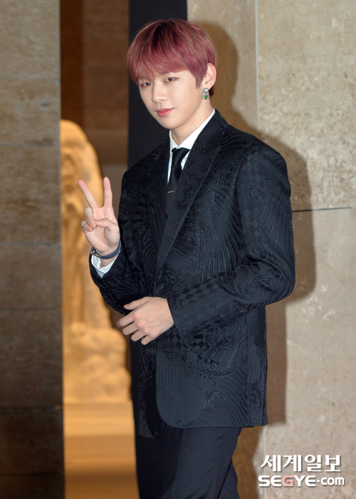 From Kang Daniel on group Wanna One to Seolhyun on AOA, Idol stars graced the Red Carpet with charismatic black outfits.First, Kang Daniel attended the 2018 Asian Artist Awards (AAA) held at the Art Space at Paradise City Hotel in Jung-gu, Incheon on November 28 with members of the group Wanna One.Wanna One, who was at the Red Carpet event prior to the awards ceremony, presented a variation of each members personality based on black suit fashion.Among them, Kang Daniel produced a simple fashion that matches black suits, white shirts and black tie, while adding points to the all-black look that can be flat with a jacket of material that forms a pattern with thick texture.Another member of Wanna One, Rygwanrin, completed the formal Red Carpet fashion by wearing a black tuxedo jacket and a bow tie.Im Yoon-ah, a member of Girls Generation and an actor, also showed off her mature beauty in a black dress at the Red Carpet at the same awards ceremony.Im Yoon-ah, who showed a slim figure with a simple line dress, added a long detail of the back of the back to create a dramatic effect.In addition, the girl group AOAs Seolhyun produced a fascinating figure with a deep neckline black dress.Seolhyun, who created a keyhole neckline with a design that wraps under the neck, revealed a little clippage line and showed a youthful sexy with a skirts bottom.In addition, Singer Sunmi has a bold neckline black dress that reveals her unique sexy.Selecting a simple H-line dress, Sunmi revealed the upper part of her chest with a deep square neckline, capturing fans attention.