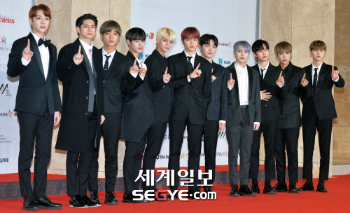 From Kang Daniel on group Wanna One to Seolhyun on AOA, Idol stars graced the Red Carpet with charismatic black outfits.First, Kang Daniel attended the 2018 Asian Artist Awards (AAA) held at the Art Space at Paradise City Hotel in Jung-gu, Incheon on November 28 with members of the group Wanna One.Wanna One, who was at the Red Carpet event prior to the awards ceremony, presented a variation of each members personality based on black suit fashion.Among them, Kang Daniel produced a simple fashion that matches black suits, white shirts and black tie, while adding points to the all-black look that can be flat with a jacket of material that forms a pattern with thick texture.Another member of Wanna One, Rygwanrin, completed the formal Red Carpet fashion by wearing a black tuxedo jacket and a bow tie.Im Yoon-ah, a member of Girls Generation and an actor, also showed off her mature beauty in a black dress at the Red Carpet at the same awards ceremony.Im Yoon-ah, who showed a slim figure with a simple line dress, added a long detail of the back of the back to create a dramatic effect.In addition, the girl group AOAs Seolhyun produced a fascinating figure with a deep neckline black dress.Seolhyun, who created a keyhole neckline with a design that wraps under the neck, revealed a little clippage line and showed a youthful sexy with a skirts bottom.In addition, Singer Sunmi has a bold neckline black dress that reveals her unique sexy.Selecting a simple H-line dress, Sunmi revealed the upper part of her chest with a deep square neckline, capturing fans attention.