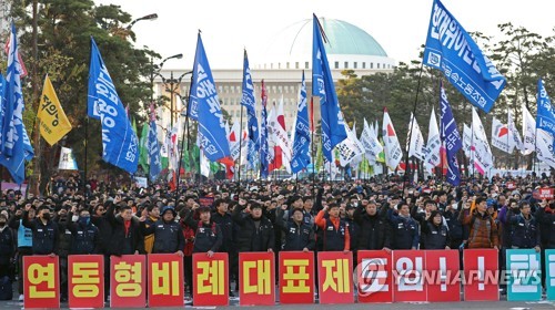 국회 앞서 '2018 전국민중대회' 개최 (서울=연합뉴스) 김현태 기자 = 1일 오후 국회 앞에서 열린 노동자, 농민, 대학생 등이 모인 진보 시민단체 '민중공동행동'이 주최한 '2018 전국민중대회'에서 참가자들이 개혁을 촉구하고 있다.      민중공동행동은 이날 행사에서 &quot;말로만 노동을 존중한다고 하면서 공약조차 지키지 않는 문재인 정부를 규탄한다&quot;며 &quot;문재인 정부의 개혁 역주행을 멈춰 세우고 민중의 요구가 제대로 반영된 사회 대개혁을 이뤄내야 한다&quot;고 주장했다. 2018.12.1      mtkht@yna.co.kr  (끝)