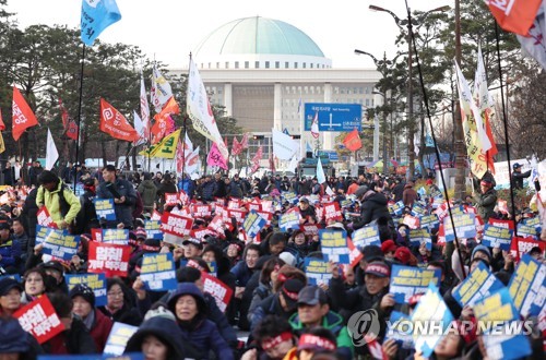 국회 앞서 '2018 전국민중대회' 개최 (서울=연합뉴스) 김현태 기자 = 1일 오후 국회 앞에서 열린 노동자, 농민, 대학생 등이 모인 진보 시민단체 '민중공동행동'이 주최한 '2018 전국민중대회'에서 참가자들이 개혁을 촉구하고 있다.      민중공동행동은 이날 행사에서 &quot;말로만 노동을 존중한다고 하면서 공약조차 지키지 않는 문재인 정부를 규탄한다&quot;며 &quot;문재인 정부의 개혁 역주행을 멈춰 세우고 민중의 요구가 제대로 반영된 사회 대개혁을 이뤄내야 한다&quot;고 주장했다. 2018.12.1      mtkht@yna.co.kr  (끝)