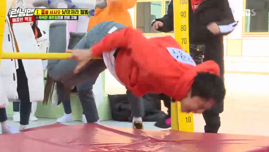 Lee Kwang-soo was humiliated by a sudden injury.On December 2, SBS Running Man, Be Lower and Iron Peak game was held.This was a difficult game to hold the iron rod with the power of the ship and turn the body around.Yoo Jae-Suk turned a whopping back and succeeded in crossing a 60cm-high iron rod - a shot that kept the remaining challengers tight.The next gallenger was Lee Kwang-soo, who managed to turn but was sent off with critical injuries that were beyond control.