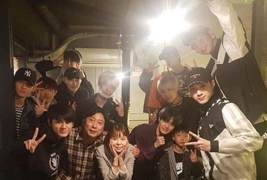 Comedian Lee Soo-geun served the Wanna One members with meatOn the last two days, Lee Soo-geuns wife released a photo of Wanna One and Lee Soo-geuns family on her SNS, saying, The Su-geun shoots.I went to pay later in the meal and said, Im full if Im watching, he said.I can see why Wanna One is. Adding an aunt fan. Shes so nice. Shes a heartfelt woman.Lee Soo-geun promised to shoot meat to Wanna One at the JTBC entertainment program Knowing Brother which was broadcast on the last night.On the day of the broadcast, Wanna One members said, It is Hope to receive contact information of Lee Soo-geun.Ong Sung-woo said, I knew that if I met Lee Soo-geun again at the recording site of my brother, I would hold my hand and talk for a long time.Kang Daniel also said, Lee Soo-geun said he would buy rice before. Lee Soo-geun added strength to the mall.Lee Soo-geun then replied coolly, Ill buy it.