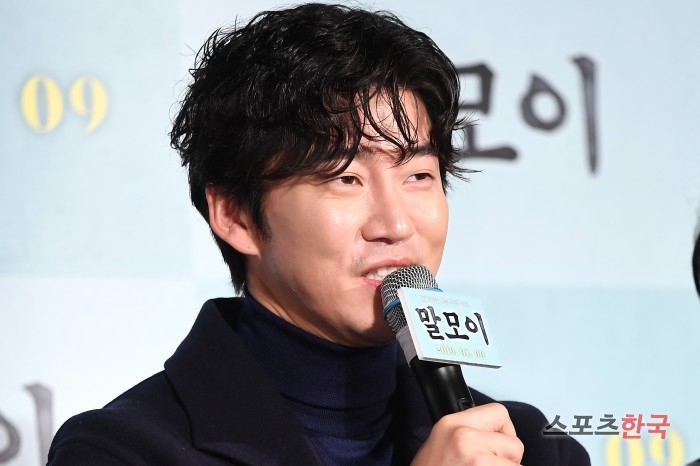 Yoon Kye-sang attends the film Horseshoe (director Um Yu-na) Production Briefing Session at the entrance of Lotte Cinema Counter in Gwangjin-gu, Seoul on the morning of the 3rd.The movie Horseshoe tells the story of Yu Hae-jin meeting with the representative of the Korean Language Society and collecting Korean words and minds from all over the country in Rain Millie to make a dictionary in the 1940s when Korean language was banned.Yu Hae-jin Yoon Kye-sang Kim Hong-pa star Hyun Kim Tae-hoon Kim Sun-young Min Jin-woong and others will appear. It will be released in January next year.