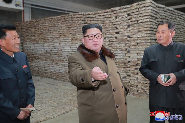 김정은 북한 국무위원장이 '겨울철 집중 어로전투'가 한창인 동해지구의 수산사업소들을 시찰했다고 조선중앙통신이 1일 보도했다. 조선중앙통신 연합뉴스