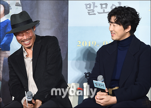 Actors Yu Hae-jin and Yoon Kye-sang are laughing at the production report of the movie Horseshoe (director Uhm Yuna, production The Lamp) at the entrance of Lotte Cinema Counter in Jayang-dong, Seoul on the morning of the 3rd.The movie Horseshoe is a story of the 1940s, when Korean language was banned, when Yu Hae-jin met with the representative of the Joson Language Society, Jung Hwan (Yoon Kye-sang), and secretly gathered Korean and hearts of All States to make a dictionary.The title Horseshoe is the first Korean dictionary name left by Korean scholar Joo Sik Kyung, and it comes from the word that became the mother of the large dictionary of the Korean language.This is the name of a secret operation that collects the Korean language of All states to make a dictionary in the Korean language, which means dictionary. It is scheduled to open on January 9, 2019.