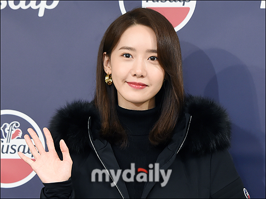 Girls Generation Im Yoon-ah attends a photo wall event held at the Fujob Dosan Flagship Store in Sinsa-dong, Gangnam-gu, Seoul on the afternoon of the 3rd.