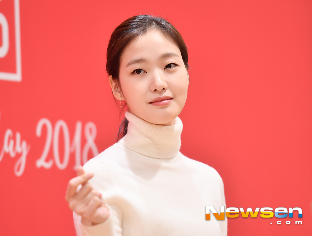 Actor Kim Go-eun attended the photo event commemorating the mother brand The Holiday in Myeong-dong, Jung-gu, Seoul, on the morning of February 3Kim Go-eun smiles on the day.expressiveness