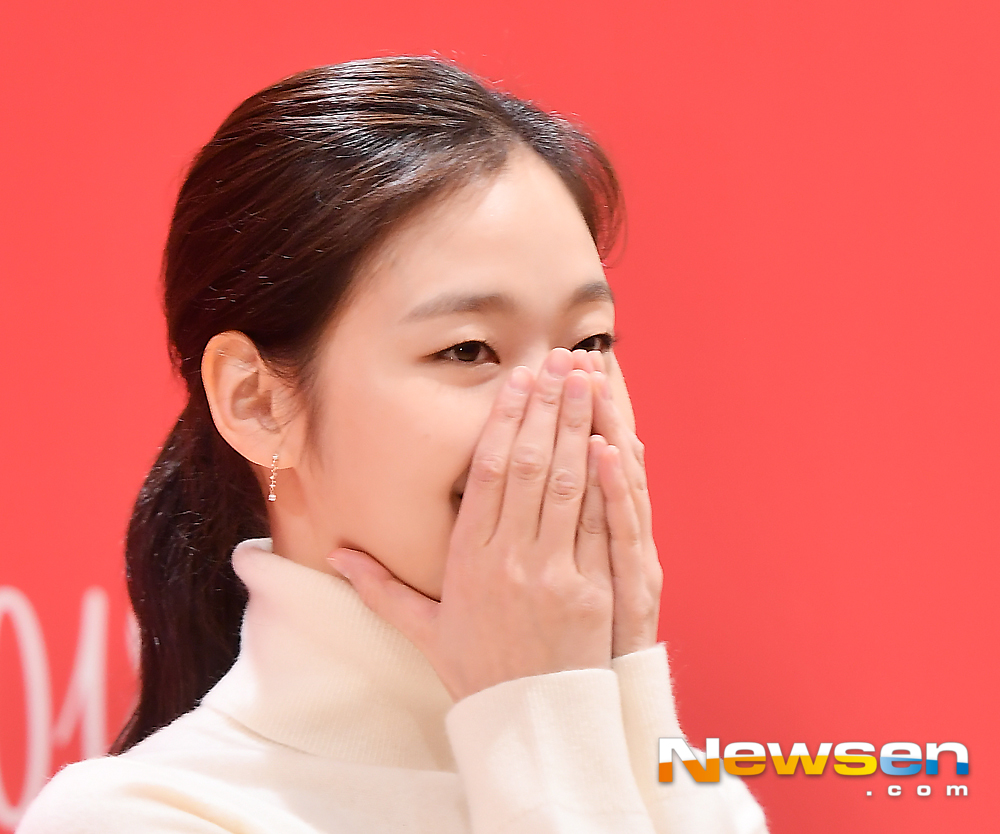 Actor Kim Go-eun attended the photo event commemorating the mother brand The Holiday in Myeong-dong, Jung-gu, Seoul, on the morning of February 3Kim Go-eun smiles on the day.expressiveness