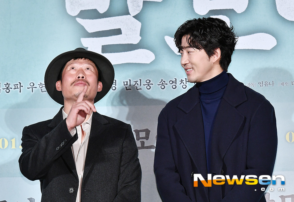 Actors Yu Hae-jin and Yoon Kye-sang pose at the movie Horseshoe production briefing session held at the entrance of Lotte Cinema Counter in Gwangjin-gu, Seoul on December 3.Meanwhile, the movie Horseshoe is a film about the 1940s, when Korean language is prohibited, and the story of Yu Hae-jin meeting with the representative of the Korean Language Society and secretly collecting Korean language and mind from all over the country to make a dictionary.