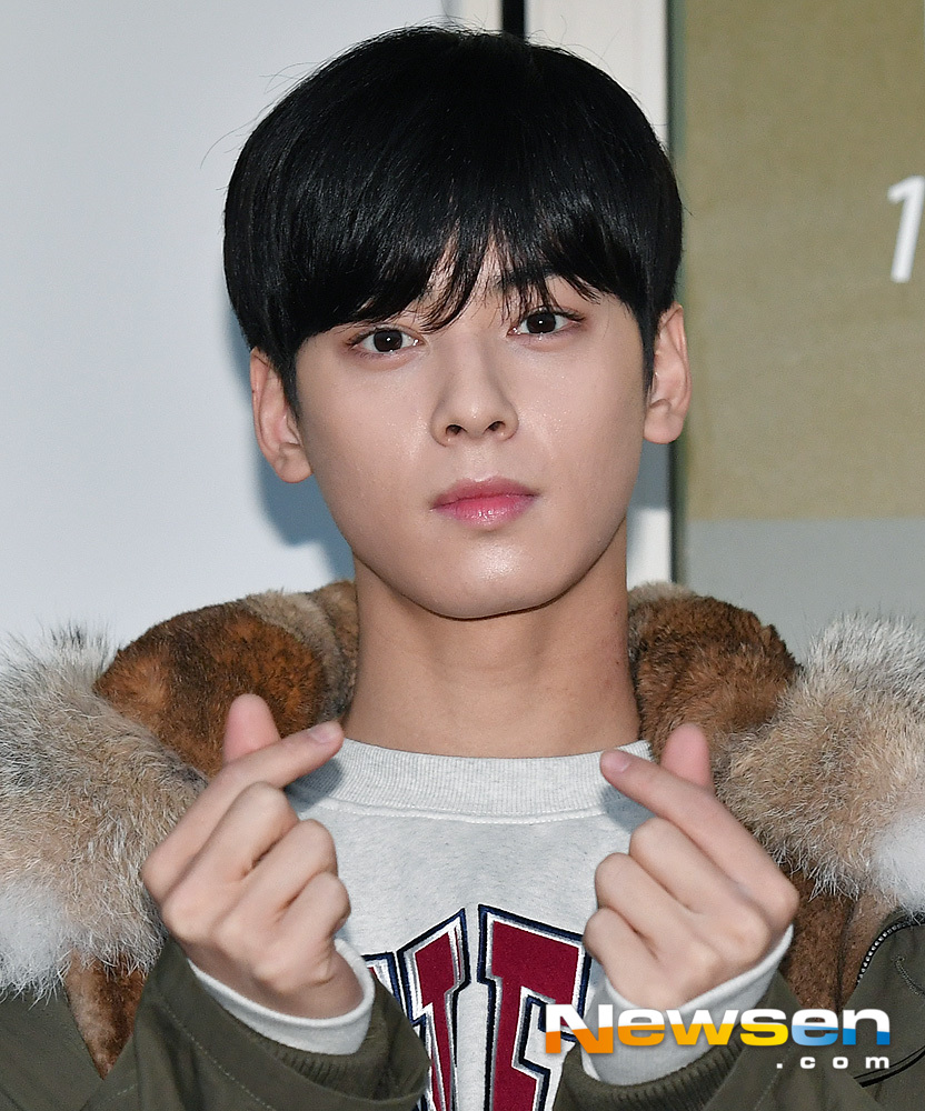 Singer Astro Cha Eun-woo is departing to Japan through the Incheon International Airport on December 3rd at the Fukuoka Prefecture in the afternoon of December 3.useful stock