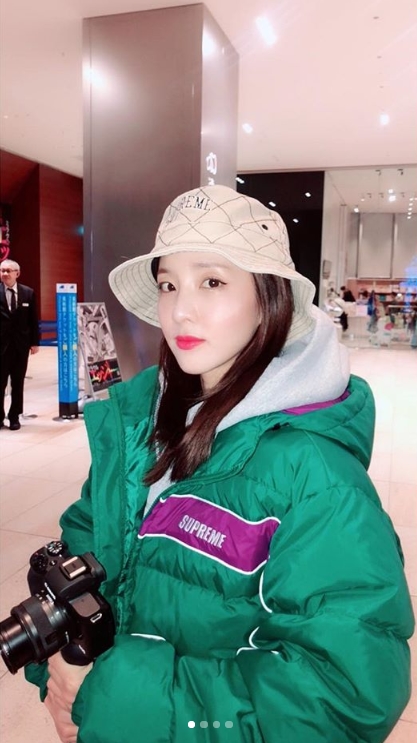 Sandara Park, from the group Two-Aniwon (2NE1), showed off her passion as a YouTuber.Sandara Park wrote on her Instagram account on December 3, This is real; where anyone with a fear of heights cant even go up; and on Dara Tibi, Daras Lanshan Osaka Tour takes over.Hoodles with a picture posted.Inside the picture was a picture of Sandara Park holding Camera in his hand; Sandara Park is smiling palely, staring at Camera.Sandara Parks blemishes Hana-free skin pulls out Eye-catchingThe fans who responded to the photos responded I want to see, I see Camera, I hold it, I am cute, I will see well. YouTube fighting.Sandara Park is currently operating the YouTube channel Dara Tibby, which is named after herdelay stock