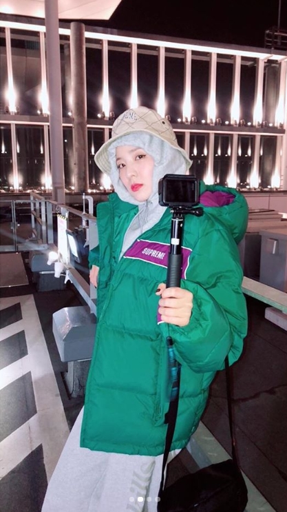 Sandara Park, from the group Two-Aniwon (2NE1), showed off her passion as a YouTuber.Sandara Park wrote on her Instagram account on December 3, This is real; where anyone with a fear of heights cant even go up; and on Dara Tibi, Daras Lanshan Osaka Tour takes over.Hoodles with a picture posted.Inside the picture was a picture of Sandara Park holding Camera in his hand; Sandara Park is smiling palely, staring at Camera.Sandara Parks blemishes Hana-free skin pulls out Eye-catchingThe fans who responded to the photos responded I want to see, I see Camera, I hold it, I am cute, I will see well. YouTube fighting.Sandara Park is currently operating the YouTube channel Dara Tibby, which is named after herdelay stock