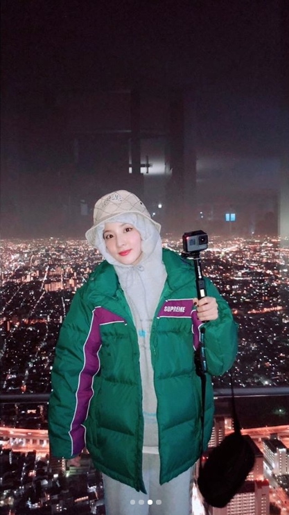 Sandara Park, from the group Two-Aniwon (2NE1), showed off her passion as a YouTuber.Sandara Park wrote on her Instagram account on December 3, This is real.A place where a person with a fear of heights cannot go up; a photo is posted on Daraa TV with the article Daraas Lanshan Osaka Tour; Hudderl.Inside the picture was a picture of Sandara Park holding Camera in his hand; Sandara Park is smiling palely, staring at Camera.Sandara Parks blemishes-free skin pulls out Eye-catchingThe fans who responded to the photos responded I want to see, I see Camera, I hold it, I am cute, I will see well. YouTube fighting.delay stock