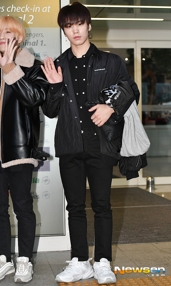 Singer Astro Rocky poses before leaving for Japan via the Incheon International Airport on a schedule to attend the Shinhan Ryu Festival in Fukuoka Prefecture on the afternoon of December 3.useful stock