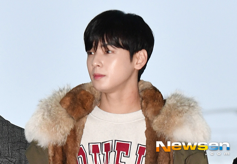 Singer Astro Cha Eun-woo is departing to Japan through the Incheon International Airport on December 3rd at the Fukuoka Prefecture in the afternoon of December 3.useful stock
