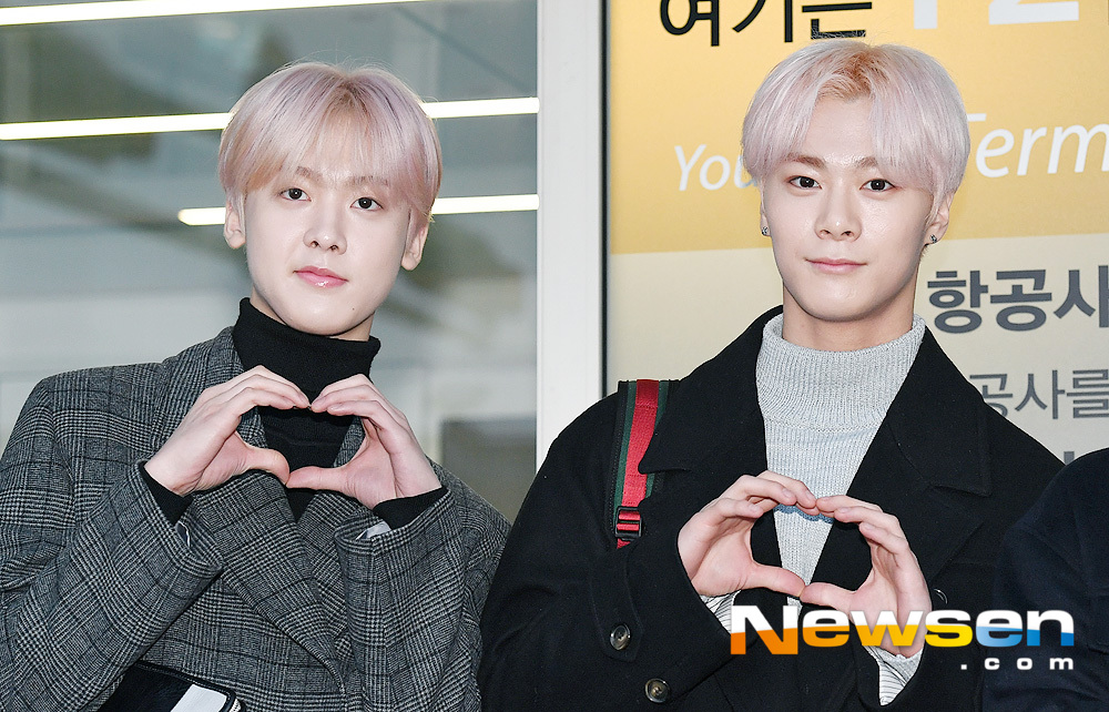 Singer Astro Yoon San-ha and Moon Bin pose for hearts before leaving for Japan through the Incheon International Airport on a schedule to attend the Shinhan Ryu Festival Fukuoka Prefecture on the afternoon of December 3.useful stock