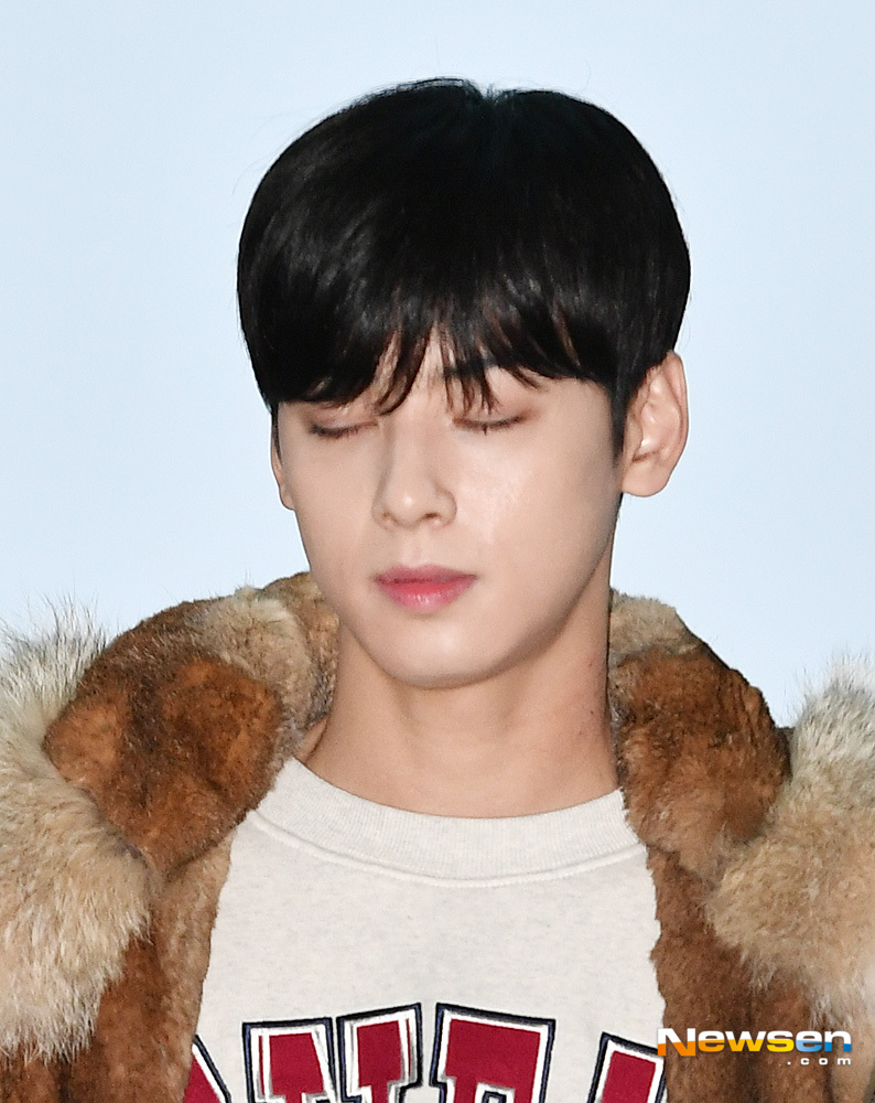 Singer Astro Cha Eun-woo is leaving for Japan through the Incheon International Airport on December 3rd at the Fukuoka Prefecture in the afternoon of December 3.useful stock