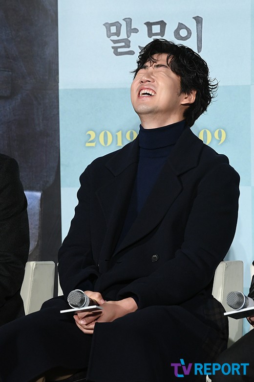 Actor Yoon Kye-sang is laughing at the production report of the movie Horseshoe (director Eom Yu-na) held at the entrance of Lotte Cinema Counter in Jayang-dong, Gwangjin-gu, Seoul on the morning of the 3rd.Horseshoe, starring Yoo Hae-jin, Yoon Kye-sang, Kim Hong-pa, Woo Hyun, Kim Tae-hoon, Kim Sun-Young, and Min Jin-woong, was banned from using Korean in the 1940s, and the black-eyed board member met with Jung Hwan, CEO of The Joson Language Society, It is a collection of stories and is scheduled to open in January 2019.