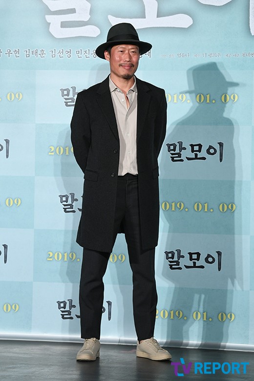 Actor Yu Hae-jin attends a report on the production of the movie Horseshoe (director Eom Yu-na) at the entrance of Lotte Cinema Counter in Jayang-dong, Gwangjin-gu, Seoul on the morning of the 3rd and has photo time.Horshoe, starring Yu Hae-jin, Yoon Kye-sang, Kim Hong-pa, starboard, Kim Tae-hoon, Kim Sun-young, and Min Jin-woong, was banned from using Korean in the 1940s, when black-eyed board members met with the representative of the Joseon Language Society and secretly gathered Korean and hearts throughout the country to create a dictionary. It is a story about the story and is scheduled to open in January 2019.