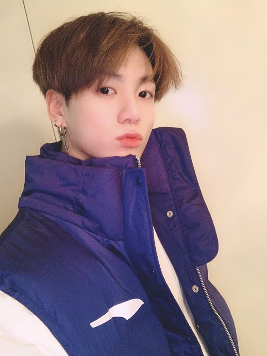 Group BTS member Jungkook released a neat selfie. On the 3rd, Jungkook told the official BTS SNS, Be sure to take an umbrella, watch Flu!, and posted a selfie: Jungkook in the photo is wearing padding with a face without a toilet, revealing her unique cuteness with a little lips out.He posted a selfie, but uploaded the phrase for Fans together, revealing his affection for Ammy.Meanwhile, BTS, which Jungkook belongs to, won seven gold medals at the Melon Music Awards on the 1st. / Photo = BTS Official Twitter