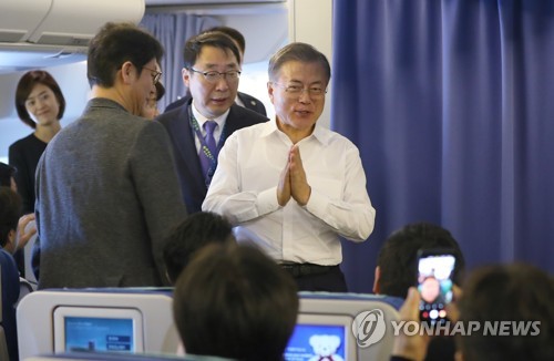 문 대통령, G20 정상회의 마치고 기내간담회 (공군1호기=연합뉴스) 황광모 기자 = 아르헨티나에서 열린 G20 정상회의를 마친 문재인 대통령이 1일 오후(현지시간) 다음 방문지인 뉴질랜드로 향하는 공군 1호기 기내에서 열린 기자 간담회에 입장해 인사하고 있다. 2018.12.2      hkmpooh@yna.co.kr  (끝)