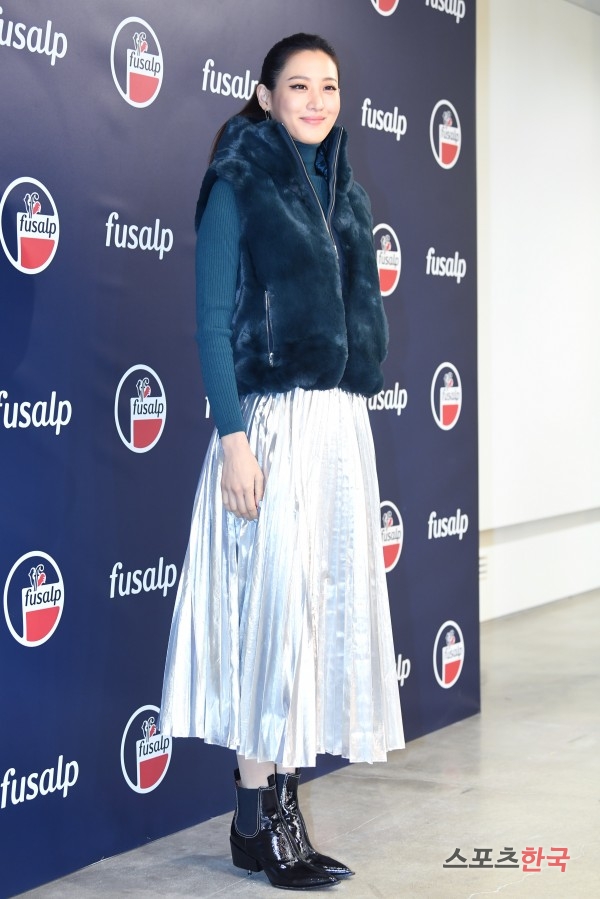 Actor Claudia Kim Im Yoon-ah attends an event commemorating the opening of the outer brand FUSALP store at the Pujob Flagship Store in Sinsa-dong, Gangnam-gu, Seoul on the afternoon of the 3rd.