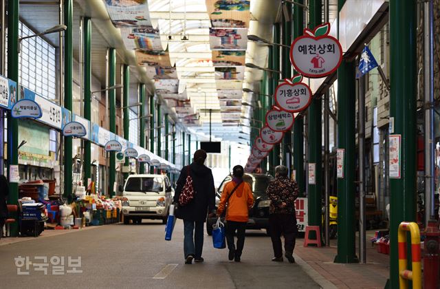 시장은 현대식으로 깔끔하게 정비했지만, 쌀시장과 우시장으로 명성을 날렸다는 흔적은 찾을 길 없이 스산하다.