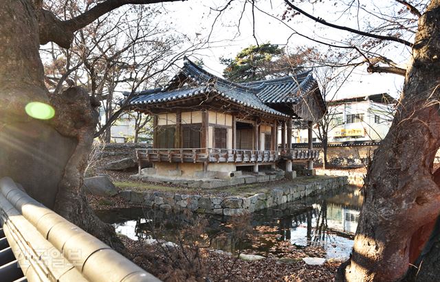 운곡천 옆 한수정. 차가운 물에 머리를 맑게 한다는 뜻을 담고 있다.