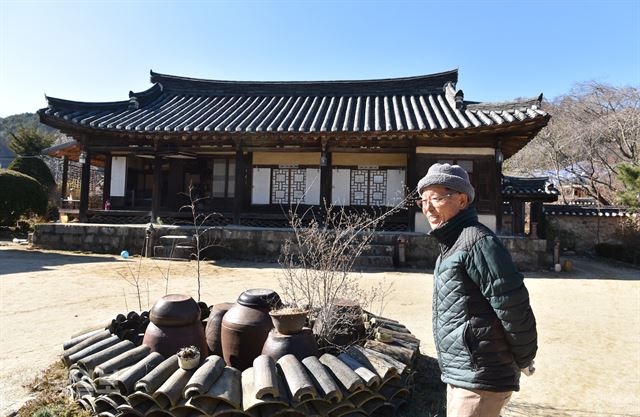 만산고택은 작은 현판 박물관이다. 만산의 4대손 강백기씨가 부인과 함께 집을 지켜오고 있다.