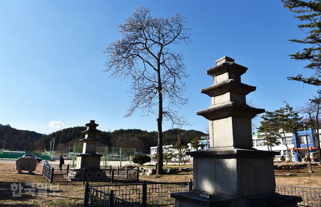 춘양중학교 동편 운동장에 서동리 삼층석탑 2기가 나란히 서 있다.