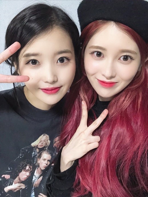 The IU encouraged a junior singer who sang her song and posted it on social media. The junior singer thanked her senior for her surprise Comment.The IU recently left a praise comment on the Instagram of girl group Dia Yevin.Yevin came to the video on the 2nd, saying, I called between the lips of my senior IU song. The IU left the thumbs up and hearts as emoticons.(Sometimes the portal site does not have video exposure; it can be played on the website.)Yevin was surprised and grateful for the appearance of IU, the main character of his song and the senior singer.Yevin has volunteered to be a fan of IU to boast on Instagram that he went to the IU tenth anniversary tour concert.Yevin released a photo of the photo with the IU, saying, I was so thrilled to recognize me and to remember me.It was a day when I felt like I had to grow up again and become a wonderful singer like my seniors, he wrote.Yevin also left an answer to the netizen Comment, which poured cold water on the warm conversation of the singer.Someone compared the size of love for juniors by referring to the IUs gift of smartphones to all Twice members who suffered as guests on their tenth anniversary Concert stage.Yevin calmly replied, It is okay because I love (the senior).