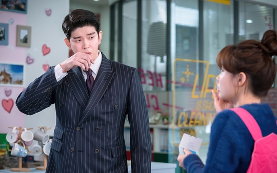 Once clean hot Yoon Kyun-sang, Kim Yoo-jung warms up the temperature more hot.JTBCs monthly drama Clean Up Once (director Noh Jong-chan, playwright Han Hee-jung, production drama house, and Oh Hyung-je) captured a three-stage change in the pre-sentence (Yoon Kyun-sang), which is concerned about Osol after the surprise kiss.The prestige and osole that I met again in the cleaning fairy could not adapt to each other very differently.Osol adapted to the cleaning fairy with passion, affinity and physical strength, but the prestige reached the point where he had to meditate on the spirit of throwing the sundae of Osol, which was indifferent to cleanliness.In the meantime, Osol, who was triggered by a misconception of the first decision as a boyfriend, gave a thrilling kiss to the first decision.After a strong surprise kiss, a change in the gaze of the pre-determination looking at the osole comes. The appearance of the pre-determination, which started to set the point of every move of the osole in the public photos, stimulates curiosity.The first person is watching the Osol, which seems to wipe away tears by talking alone on the phone.I try to look at the state in my worried mind, but what Osol has in his hand is oil-cleaning oil paper, not tissues that wipe tears.Osol, who is wiping the oil of his face with a sultry expression, rather than tears, is an embarrassing prelude. He laughed with a reversal that I wanted to make but ended with I do not know.Even the oil paper that has never been allowed in the complete life of the pre-determination seems to be heard in the pre-determination of the pre-determination that attaches to the forehead and causes the pupil earthquake.In the fourth episode, which will air today (4th), I feel confused about Gil Osol, a cute germ who invaded my own world with no fault after a sudden kiss, while Gil Osol, a new employee who has no wind for a single day since joining the company, is in crisis to be kicked out of the Cleaning Fairy as he hit a big accident of the past.
