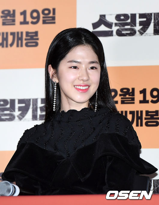 Park Hye-soo is smiling at the premiere of the movie Swing Kids at CGV Yongsan I-Park Mall in Han River, Seoul on the afternoon of the afternoon.