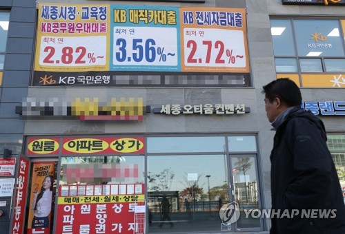 강력한 대출규제, 부동산도 충격 (세종=연합뉴스) 이진욱 기자 = 31일 세종시 한 금융기관 모습. 이날부터 주택담보대출뿐만 아니라 신용대출, 자동차 할부금 등 모든 대출을 옥죄는 총체적상환능력비율(DSR) 규제가 본격 시행되면서 은행 창구에서 대출을 받지 못하는 고객이 발길을 돌리고 있다. 2018.10.31      cityboy@yna.co.kr  (끝)