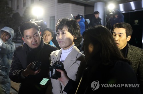 검찰 조사 마친 김혜경, 질문엔 '묵묵부답' (수원=연합뉴스) 권준우 기자 = '혜경궁 김씨' 트위터 계정(@08__hkkim)의 소유주로 지목된 이재명 경기도지사의 부인 김혜경 씨가 4일 오후 경기도 수원시 영통구 수원지방검찰청에서 피의자 신분으로 조사를 마친 뒤 청사를 나서고 있다.     stop@yna.co.kr  (끝)