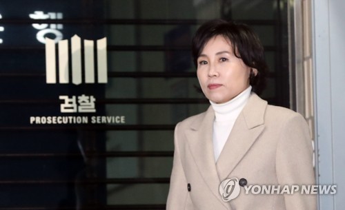 검찰 조사 마치고 귀가하는 김혜경 (수원=연합뉴스) 권준우 기자 = '혜경궁 김씨' 트위터 계정(@08__hkkim)의 소유주로 지목된 이재명 경기도지사의 부인 김혜경 씨가 4일 오후 경기도 수원시 영통구 수원지방검찰청에서 피의자 신분으로 조사를 마친 뒤 청사를 나서고 있다.       stop@yna.co.kr  (끝)