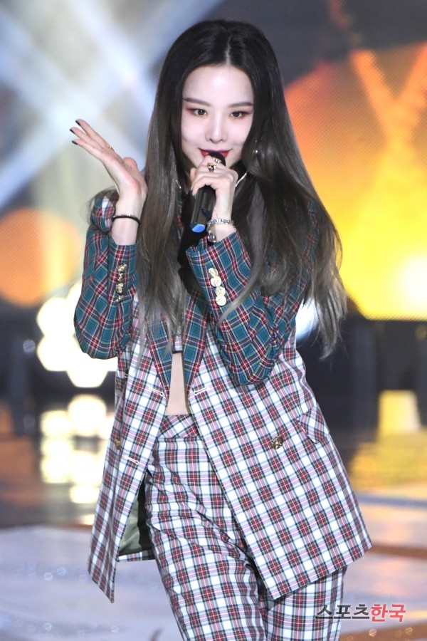 EXID Solji is performing on the stage of The Show held at SBS prism tower in Sangam-dong, Mapo-gu, Seoul on the afternoon of the 4th.On this day, The Show was staged by Wanna One EXID NCT127 Mama Mu Lovelies JBJ95 THE BOYZ HOTSHOT Golden Child H.U.B Six Night Deck Lunch Yoo Jae Pil 14U Dream Notes.
