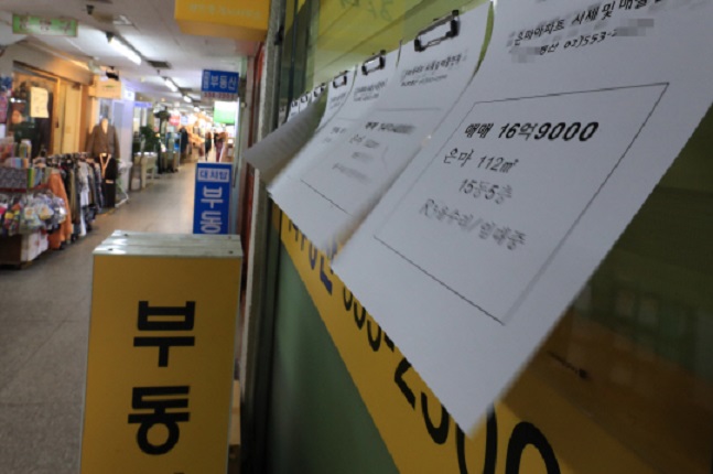 최근 부동산 시장은 9·13부동산대책의 영향과 단기급등에 따른 부담감으로 관망세가 짙어지고 있다. 강남의 한 공인중개업소 모습.ⓒ연합뉴스